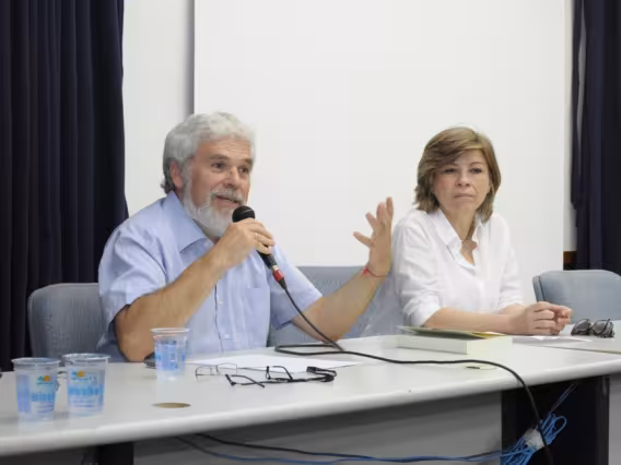 O Prof. Lev Grinberg e a Profa. Maria Alice Rezende de Carvalho (SOC). Fotógrafo Antônio Albuquerque. Acervo do Núcleo de Memória.