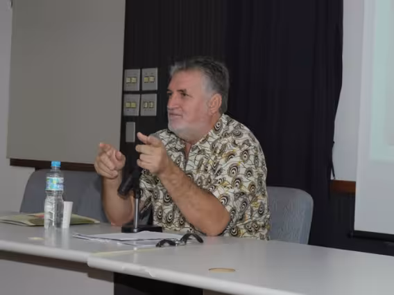 O Prof. Valdemir Zamparoni, no Auditório Padre Anchieta. Fotógrafo Antônio Albuquerque. Acervo Núcleo de Memória.