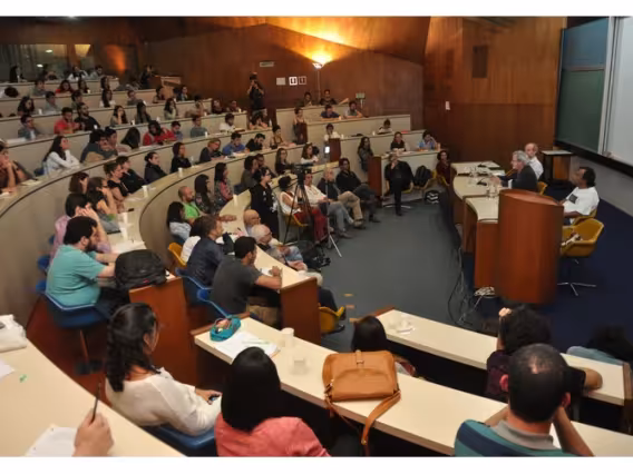 Palestra Transformações Indígenas, com o Prof. Eduardo Batalha Viveiros de Castro (UFRJ) e Ailton Alves Lacerda Krenak (Pesquisador do Núcleo de Cultura Indígena). Fotógrafo Antônio Albuquerque. Acervo Núcleo de Memória.