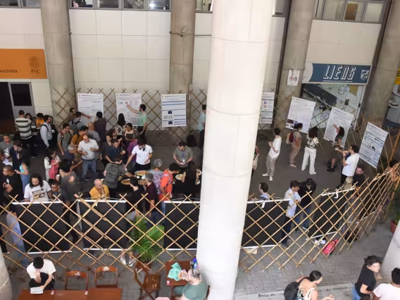 Sessão de pôsteres em frente ao Auditório Padre Anchieta. Fotógrafo Antônio Albuquerque.