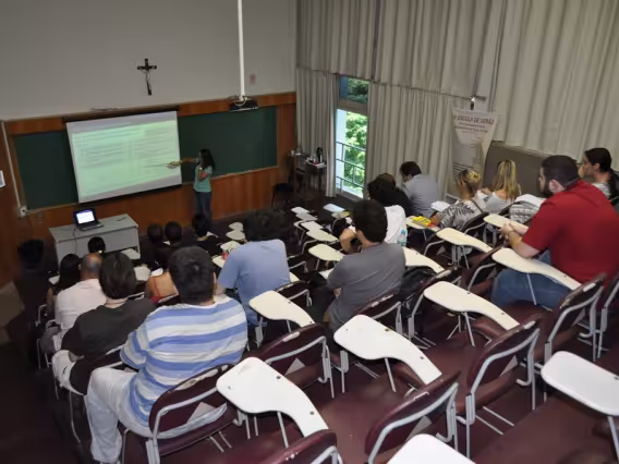 Aula com a Profa. Carla Göbel (FIS). Fotógrafo Antônio Albuquerque. Acervo do Núcleo de Memória.