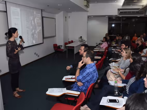 A profa. Larissa Rosa Correa (HIS), na abertura do evento. Fotógrafo Antônio Albuquerque. Acervo Núcleo de Memória.