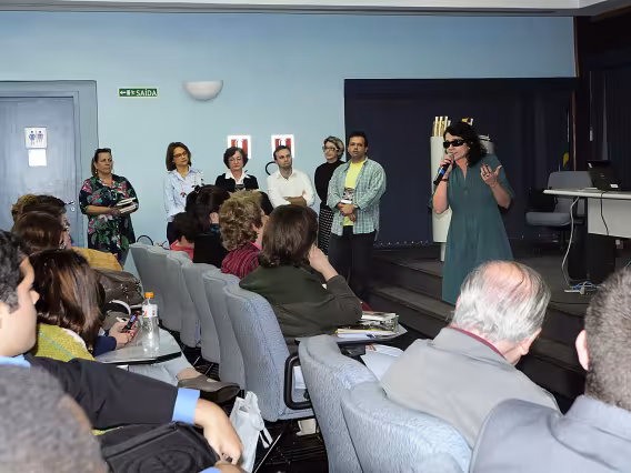 Durante o evento, a professora Monica Baptista Campos (TEO) apresenta o livro Santa Teresa: mística para o nosso tempo. Fotógrafa Camille Valbusa. Acervo do Projeto Comunicar. 