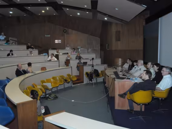 Mesa de debates no Auditório do RDC, coordenada pelo Prof. Carlos Lucena (INF). Fotógrafo Antônio Albuquerque. Acervo do Núcleo de Memória.