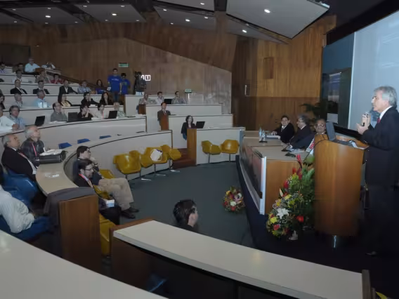 Discurso do Vice-Reitor Acadêmico Prof. José Ricardo Bergmann na abertura do IMOC realizada no Auditório do RDC. Fotógrafo Antônio Albuquerque. Acervo do Núcleo de Memória.