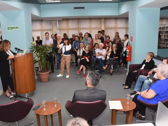 Familiares de Leandro Konder e o Reitor, pe. Anderson S.J., na inauguração da Biblioteca. Fotógrafo Antônio Albuquerque.