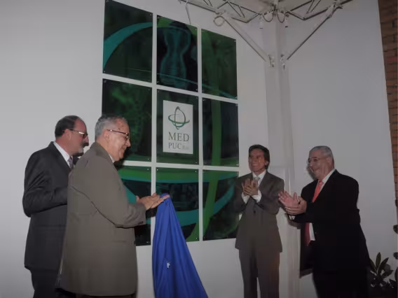 O Reitor Prof. Pe. Josafá S.J. inaugura a Casa da Medicina ao lado do Decano do CCBS, Prof. Hilton Koch. Fotógrafo Antônio Albuquerque. Acervo do Núcleo de Memória.
