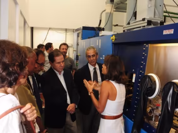 A coordenadora do INCT-Disse, Profa. Patrícia Lustosa, explica as aplicações do aparelho ao ex-ministro Sérgio Rezende. Fotógrafa Cynthia Salles. Acervo do Projeto Comunicar.