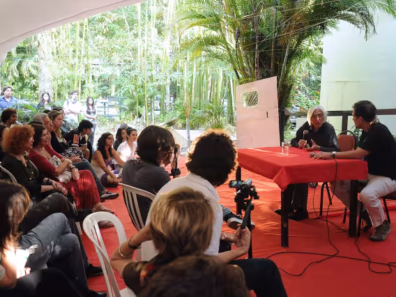 Na foto, o poeta Ferreira Gullar e o prof. Ricardo Oiticica. Fotógrafo Antonio Albuquerque. Acervo do Núcleo de Memória.