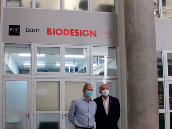 Romeu Domingues (DASA) e o Reitor prof. Pe. Josafá Carlos de Siqueira S.J. na inauguração do laboratório.