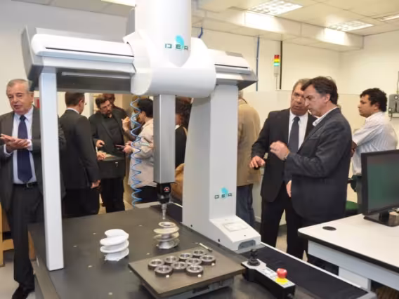 Visita de convidados, professores e pesquisadores a um dos laboratórios. Fotógrafo Antônio Albuquerque. Acervo Núcleo de Memória.