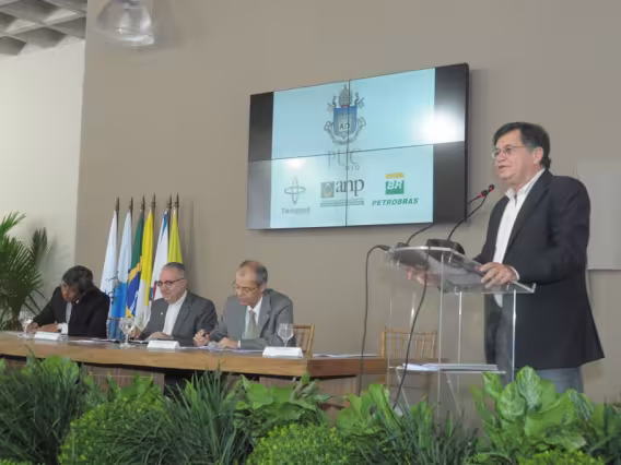 Discurso do Prof. Marcelo Gatass, Diretor do TecGraf. Na mesa o Reitor Prof. Pe. Josafá S.J., Elias Ramos de Souza (ANP) e José Miranda Formigli (Petrobras). Fotógrafo Antônio Albuquerque. Acervo do Núcleo de Memória.