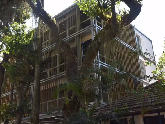 O novo prédio, localizado atrás da Vila dos Diretórios. Fotógrafo Antônio Albuquerque. Acervo Núcleo de Memória.