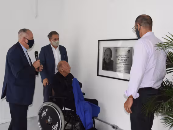 Momento em que o sr. Luiz Cyrillo Fernandes descerra a placa comemorativa à inauguração do prédio. Fotógrafo Antônio Albuquerque.