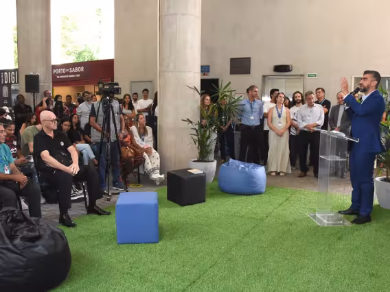 O Reitor pe. Anderson S.J. no evento de inauguração do NAI. Fotógrafo Antônio Albuquerque.