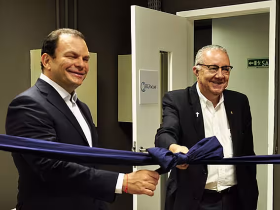 O Reitor Pe. Josafá S.J. e Roberto Sallouti. Fotógrafa Doris Duque. Acervo Comunicar.