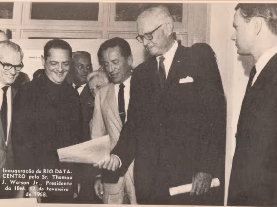 Inauguração do Rio Datacentro pelo presidente da IBM, Thomaz John Watson Jr., na foto ao lado do reitor Pe. Laércio S.J..