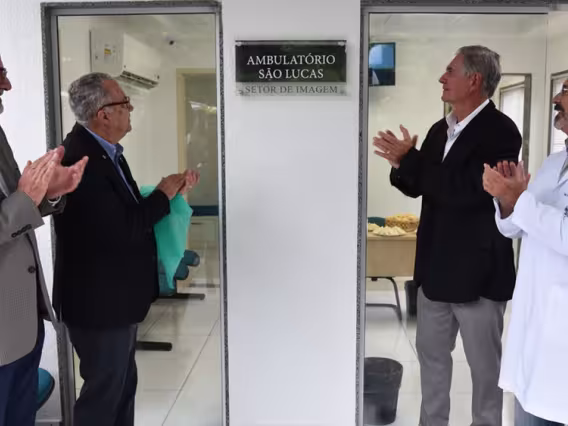 O Reitor Pe. Josafá S.J. descerra a placa do setor de imagem. Fotógrafa Fernanda Maia. Acervo Comunicar.