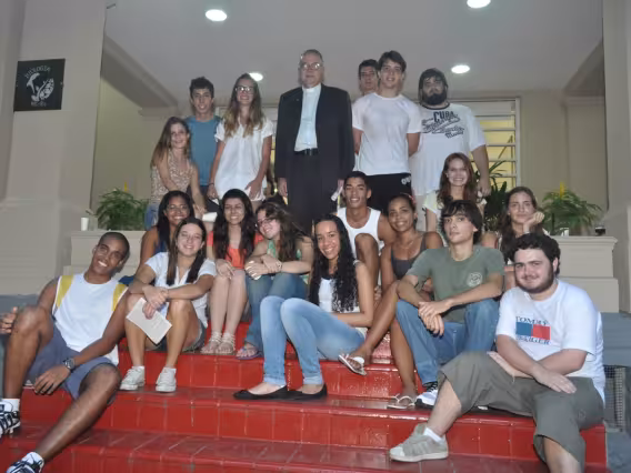 Na inauguração da Unidade de Ciências Biológicas, o Reitor Prof. Pe. Josafá e a primeira turma de alunos de Ciências Biológicas. Fotógrafo Antônio Albuquerque. Acervo do Núcleo de Memória.