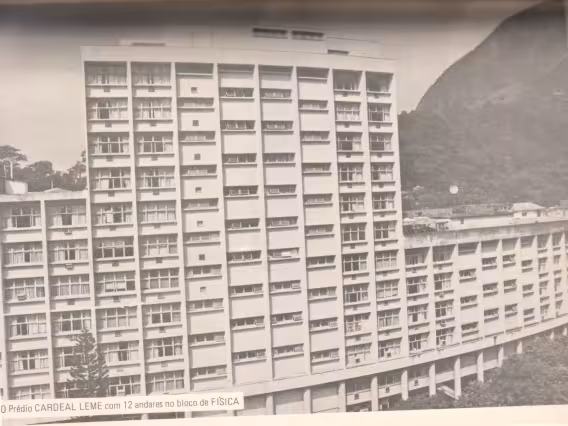 Prédio da Física, com 11 andares mais a cobertura.