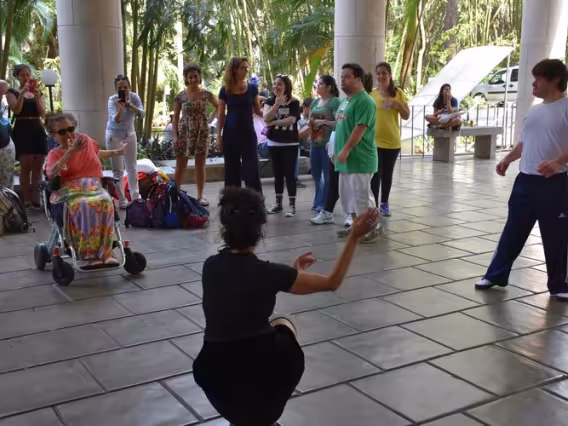 Atividades nos pilotis da Ala Kennedy. Fotógrafo Antônio Albuquerque. Acervo Núcleo de Memória.