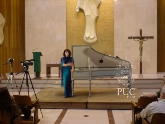 A cravista Rosana Lanzelotte, na estrutura montada em frente ao altar para o concerto.