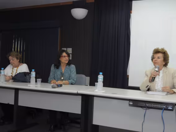 As Professoras Margarida Neves (Núcleo de Memória), Lúcia Pedrosa (TEO) e Ana Maria Tepedino (TEO). Fotógrafo Antônio Albuquerque. Acervo do Núcleo de Memória.