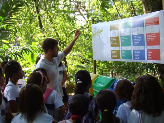 Apresentação da coleta seletiva para alunos do projeto Jornadas Ecológicas. Fotografia do prof. Roosevelt Fidelis de Souza. Acervo do NIMA.