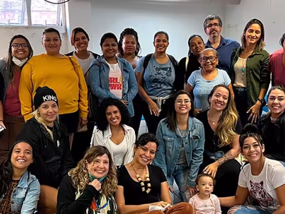 A equipe do projeto com as moradoras da favela participantes da primeira turma das oficinas. Foto: divulgação.