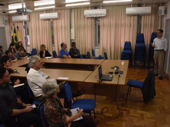 Apresentação do Prof. Edson Watanabe, na sala do Conselho Universitário. Fotógrafo Antônio Albuquerque.