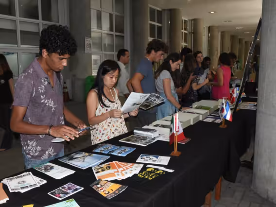 Exposição nos pilotis do Edifício Cardeal Leme. Fotógrafo Antônio Albuquerque.