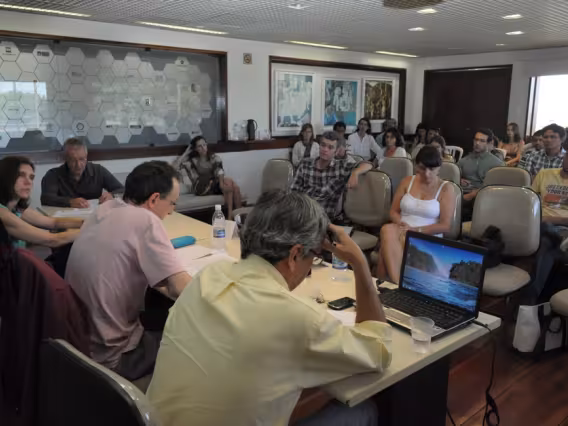 Palestrantes e público na sala de reuniões do Decanato do CTC. Fotógrafo Antônio Albuquerque. Acervo do Núcleo de Memória.