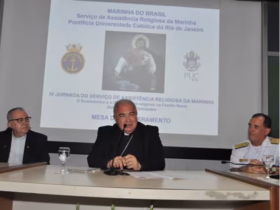 O Reitor Pe. Josafá S.J., o Cardeal Dom Orani e o Almirante Ilques. Fonte: site www.marinha.mil.br