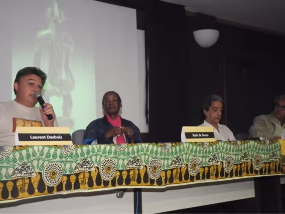 Na mesa, Laurent Desbois, Ruth de Souza, João Carlos_Rodrigues e o Prof. Sergio Bruni.  Fotógrafa Thaís Mandarino. Acervo do Projeto Comunicar.