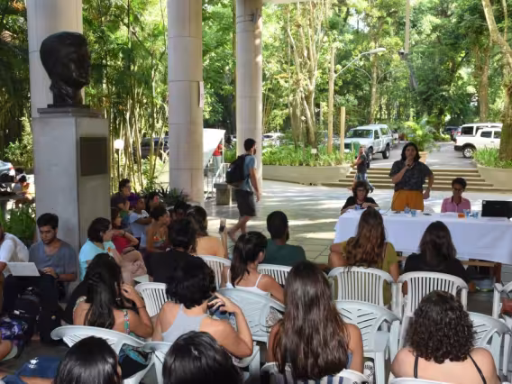 Mesa de abertura: Mulheres e Segurança Pública, nos pilotis da Ala Kennedy. Fotógrafo Antônio Albuquerque.