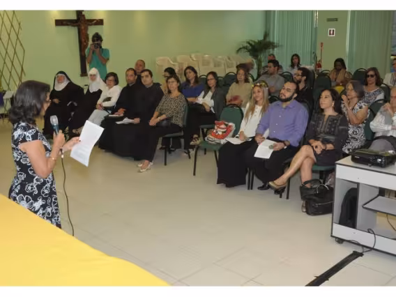 Apresentação da Profa. Lúcia Pedrosa Pádua (TEO). Fotógrafo Antônio Albuquerque. Acervo Núcleo de Memória.