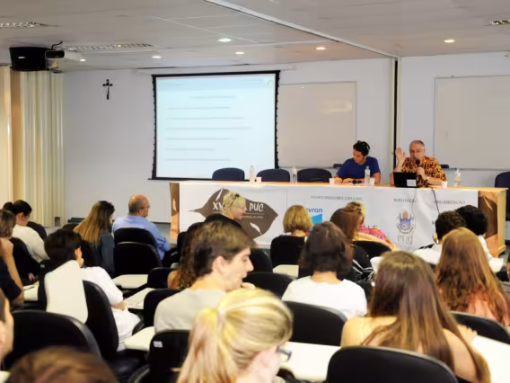 Palestra do Prof. Artur Bogner no auditório B8. Fotógrafa Cynthia Salles. Acervo do Projeto Comunicar.