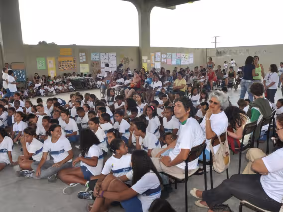 Alunos do CIEP Rubens Gomes no encerramento do Projeto. Sentados, os professores Prof. Roosevelt Fidelis (NIMA) e Luiza Nunes Hermel (SER). Fotógrafa Cynthia Salles. Acervo do Projeto Comunicar.
