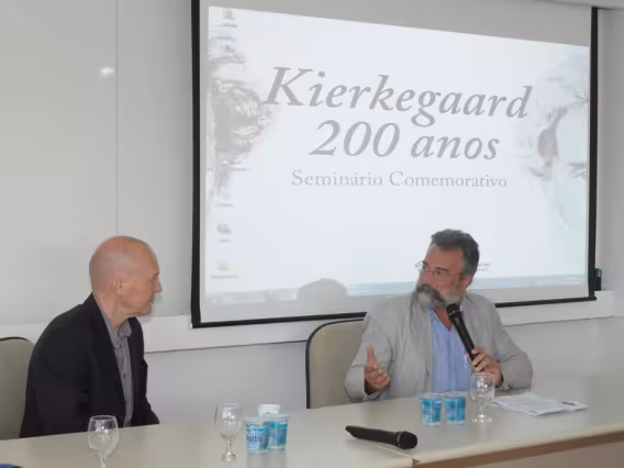 O Prof. Karl Erik (LET) e o Decano do CTCH Prof. Paulo Fernando Carneiro na abertura do Seminário. Fotógrafo Antônio Albuquerque. Acervo do Núcleo de Memória.