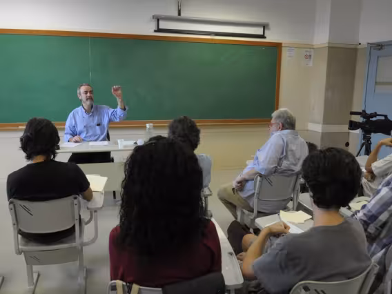 Palestra do Prof. Newton Bignotto. Fotógrafo Antônio Albuquerque. Acervo do Núcleo de Memória.