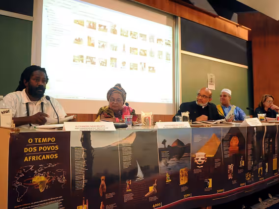 Alexandre Nascimento da ONG Converdgencia, Beatriz Moreira Costa (mãe beata de Yemanjá), frei Davi dos Santos, OFM da ONG Educafro, Maurício Aguiar Dias (Pai Maurício T´Yemonjá), e a profa. Denise Pini Rosalem da Fonseca, da PUC-Rio. Fotógrafa Camille Valbusa. Acervo do Projeto Comunicar