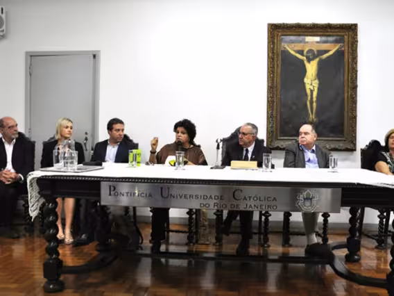 A Ministra Isabella Teixeira ao lado do Reitor Pe. Josafá S.J., na sala do Conselho Universitário. Fotógrafa Ana Carolina Nunes. Acervo Comunicar.