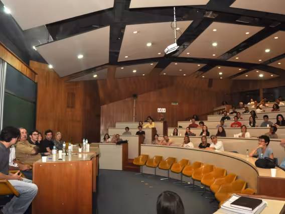 Mesa de debates após a exibição do filme no auditório do RDC. Fotógrafa Pamella Vasconcellos. Acervo do Projeto Comunicar.