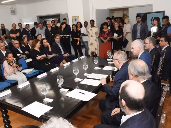 O Reitor Pe. Josafá S.J. discursa no lançamento do Fundo Patrimonial, na sala do Conselho Universitário. Fotógrafo Antônio Albuquerque.