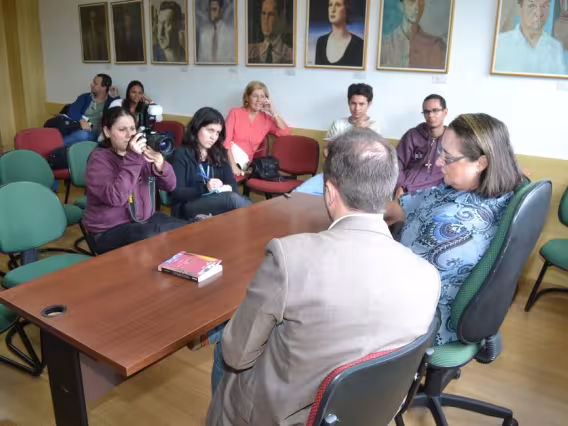 A profa, Maria Clara Bingemer durante o lançamento na sala L1156. Fotógrafo Antônio Albuquerque. Acervo do Núcleo de Memória.