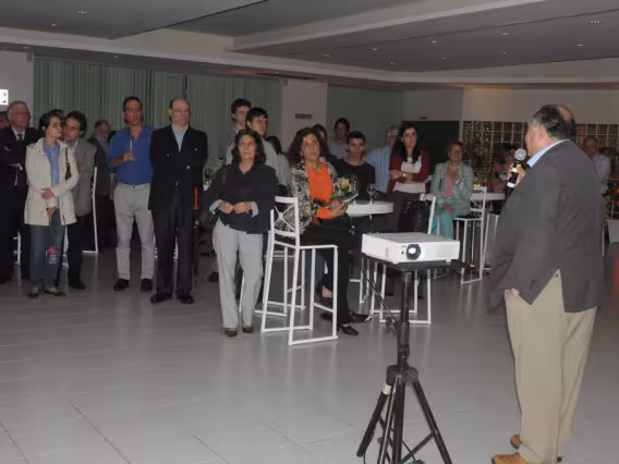 O Decano do CCS Prof. Luiz Roberto Cunha fala no lançamento do livro. Fotógrafo Antônio Albuquerque. Acervo do Núcleo de Memória.