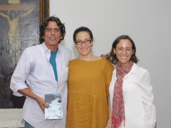 Os autores, Luiz Felipe Guanaes (GEO), Maria Fernanda Lemos (DAU) e Danielle Moreira (JUR), na sala do Conselho Universitário. Fotógrafo Antônio Albuquerque. Acervo Núcleo de Memória.