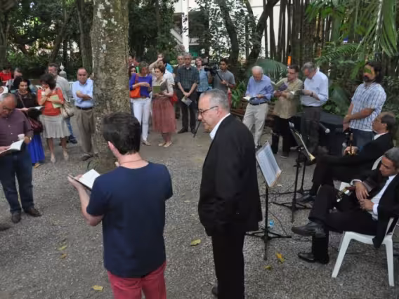 O lançamento foi realizado no bosque ao lado do Anfiteatro Junito Brandão. Fotógrafo Antônio Albuquerque. Acervo Núcleo de Memória.