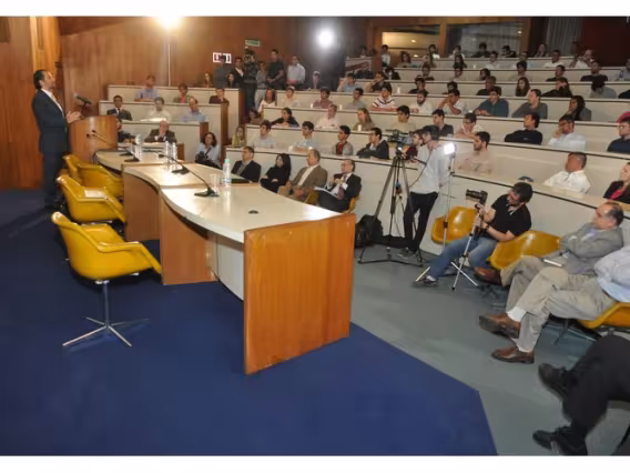 Palestra do Prof. Luigi Zingales, no Auditório do RDC. Fotógrafo Antônio Albuquerque. Acervo Núcleo de Memória.