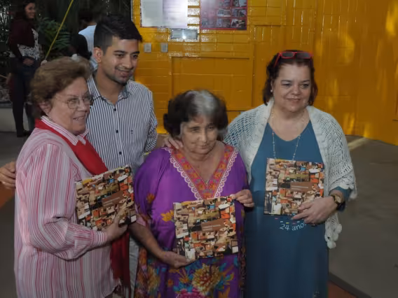 Davison Coutinho, a Coordenadora do NEAM, Profa. Marina Moreira, e convidadas. Fotógrafo Antônio Albuquerque. Acervo do Núcleo de Memória.